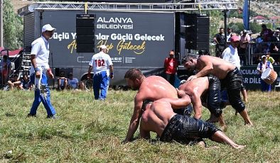 Başkan Böcek Alanya Gökbel Yağlı Pehlivan Güreşleri’nde